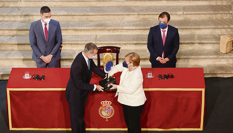 König Felipe überreichte Angela Merkel den Preis für ihre Verdienste um die europäische Einigung im Beisein von Präsident Pedro Sánchez (l.) und dem Präsidenten der Regionalregierung von Extremadura, Guillermo Fernández Vara. Foto: EFE