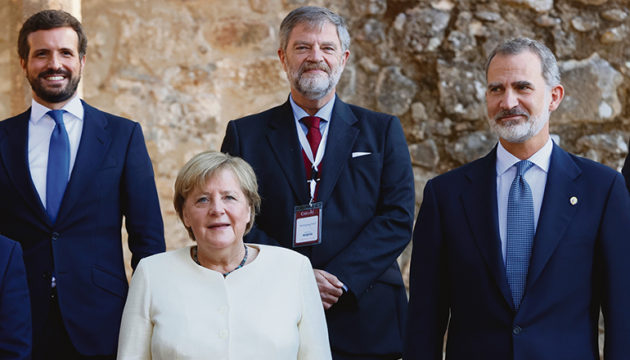 Ausschnitt aus dem Gruppenfoto, das in Yuste aufgenommen wurde. Im Hintergrund der deutsche Botschafter in Spanien, Wolfgang Dold. Foto: efe