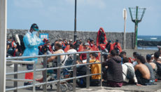 Ankunft von Migranten auf Lanzarote Ende September. Corona-Sicherheitsmaßnahmen werden eingehalten: Die Ankömmlinge erhalten Masken, und es wird ihnen die Temperatur gemessen. Foto: efe