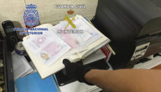 Migranten versuchen nicht selten, mit gefälschten Ausweisdokumenten auf das spanische Festland weiterzureisen. Foto: Policía Nacional