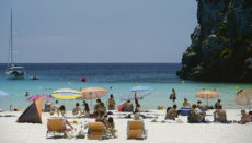Die Balearen, hier der Strand Cala en Porter auf Menorca, führen im Ranking der beliebtesten Regionen Spaniens. Foto: EFE