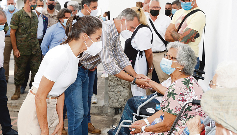 In Los Llanos de Aridane sprach das Königspaar, das von Regierungschef Sánchez und dem kanarischen Präsidenten Torres begleitet wurde, mit Evakuierten, die ihre Häuser verloren haben. Fotos: EFE / Casa Real