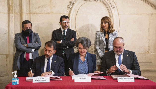 José Manuel Bermúdez, Amélie Simier und Enrique Arriaga unterzeichneten das Abkommen. Foto: Ayto Sta. Cruz de Tenerife