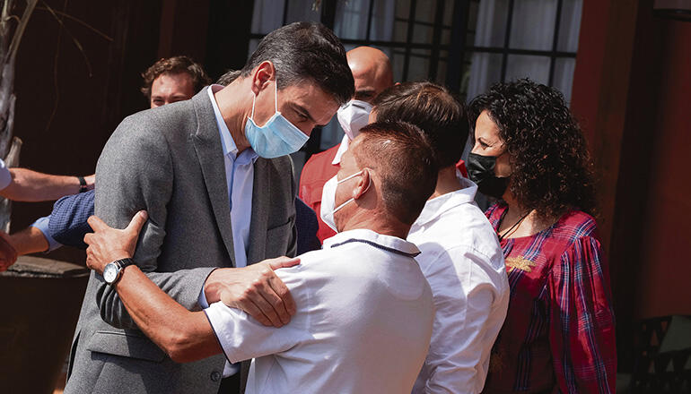 Präsident Pedro Sánchez versprach bei seinem dritten Besuch seit Beginn des Vulkanausbruchs auf La Palma ein „starkes Hilfspaket“ für den Wiederaufbau der Insel und sprach auch persönlich mit Betroffenen. Foto: EFE