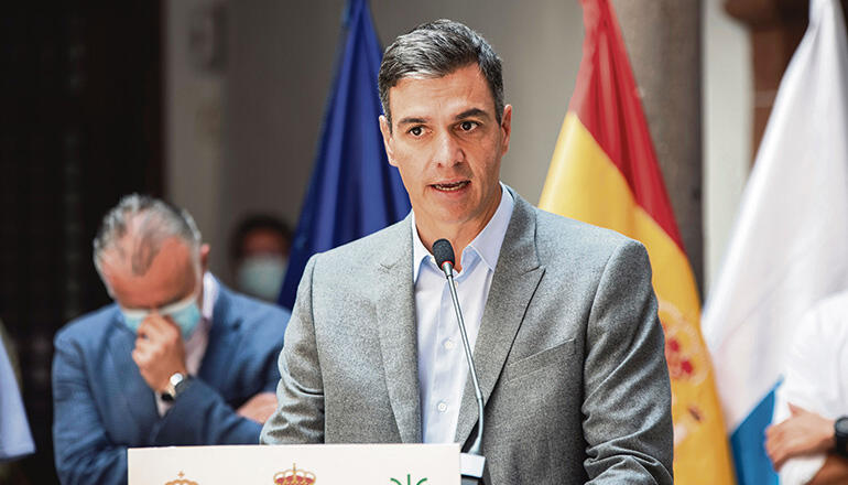 Präsident Pedro Sánchez versprach bei seinem dritten Besuch seit Beginn des Vulkanausbruchs auf La Palma ein „starkes Hilfspaket“ für den Wiederaufbau der Insel und sprach auch persönlich mit Betroffenen. Foto: EFE