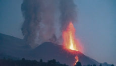 Mit Entwarnung ist vorerst nicht zu rechnen. Das eindrucksvolle Foto vom 17. Oktober zeigt, mit welcher Intensität der Vulkan Asche und Lava ausspuckt. Foto: EFE