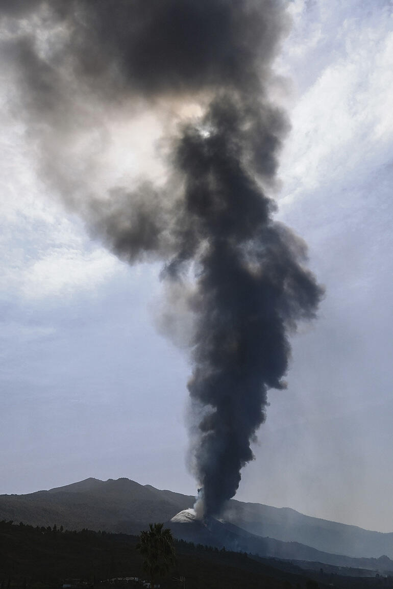 14 Tage nach Beginn der Eruption stürzte der Vulkankegel teilweise in sich zusammen, und der Austritt von Magma verstärkte sich.