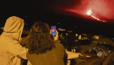 Beobachtung aus sicherem Abstand: Anwohner fotografieren das Naturschauspiel des Vulkans von Tajuya aus, in der Nacht vom 4. Oktober. Foto: EFE