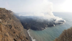 Die erkaltende Lava formt an der Küste von Tazacorte eine Landzunge, die mit jedem Tag größert wird. Foto: EFE
