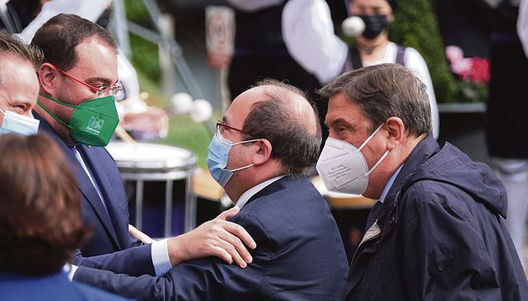 Der Präsident von Asturien, Adrián Barbón (l.), begrüßt Kultusminister Miguel Iceta, neben dem Landwirtschaftsminister Luis Plana (r.) steht, bei den Prinzessin-von-Asturien-Preisen – natürlich alle mit Mund-Nasen-Schutz. Foto: EFE