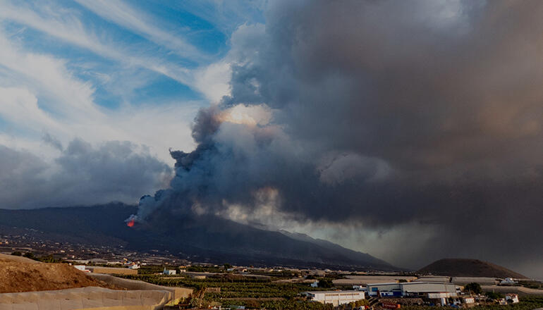 Bei Redaktionsschluss am 2. November wurde gewarnt, dass die dichte Aschewolke in den folgenden 36 Stunden auch den Flugverkehr auf Teneriffa, La Gomera und El Hierro beeinträchtigen könnte. Foto: EFE