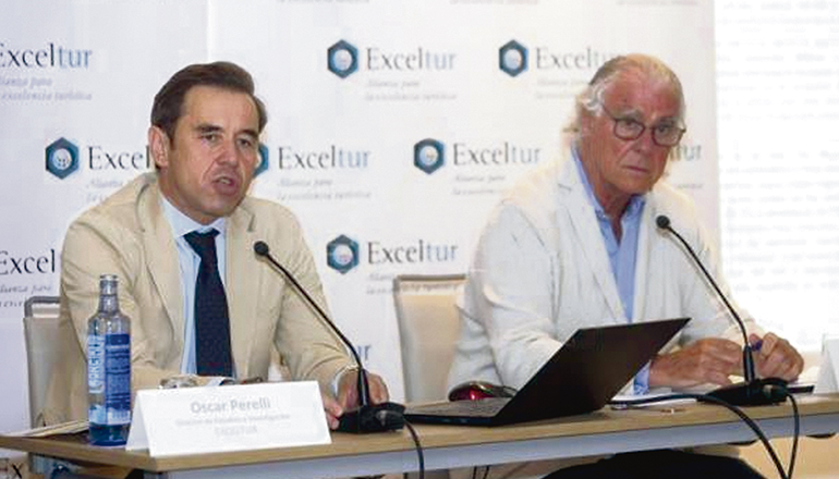Der Direktor für Studien und Forschung bei Exceltur, Oscar Perelli (links), und der Vizepräsident von Exceltur, José Luis Zoreda (rechts), bei der Vorstellung des Exceltur „Tourism Outlook“ Foto: efe