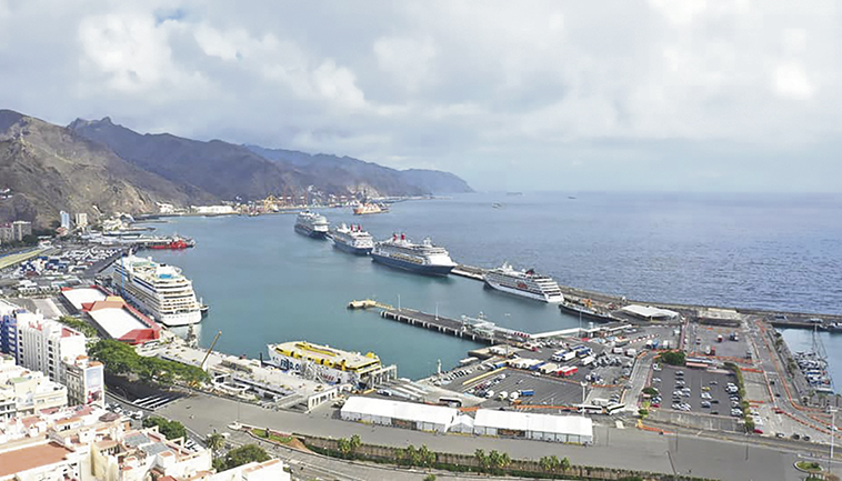 Die Aufnahme des Hafens von Teneriffas Hauptstadt vom 26. Oktober zeigt die vier Kreuzfahrtschiffe (r.), die zusammen mehr als 3.000 Passagiere auf die Insel brachten. Foto: puertos de tenerife