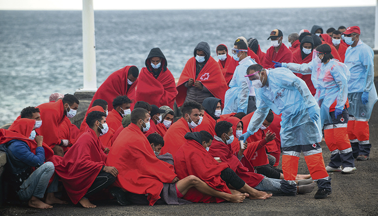 Erstversorgung auf Lanzarote einiger der knapp 500 Migranten, die am 14. und 15. November die kanarische Küste erreichten. Unter ihnen waren auch wieder mehrere Babys, deren Gesundheitszustand nach einer ersten Einschätzung der Sanitäter stabil war. Fotos: EFE
