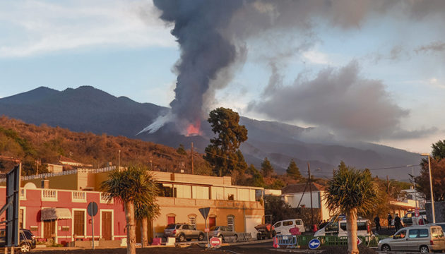 Bei Redaktionsschluss am 2. November wurde gewarnt, dass die dichte Aschewolke in den folgenden 36 Stunden auch den Flugverkehr auf Teneriffa, La Gomera und El Hierro beeinträchtigen könnte. Foto: EFE