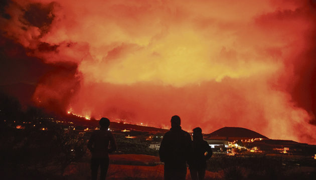 Faszination und Schrecken: Der Vulkanausbruch dauert nun schon zwei Monate und hat damit die letzten beiden Eruptionen, die auf La Palma 1949 und 1971 stattfanden, bei weitem übertroffen. Foto: EFe