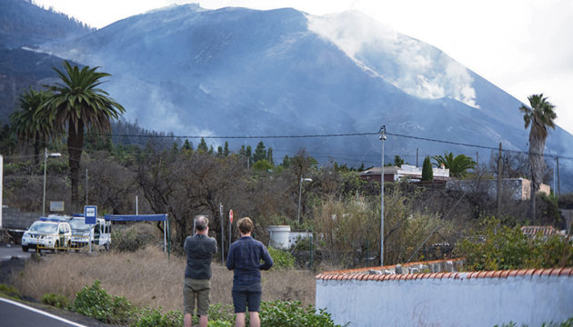 Palmeros und Besucher von anderen Inseln sowie Touristen aus dem Ausland, fotografieren den Vulkanausbruch aus sicherer Entfernung. foto: efe