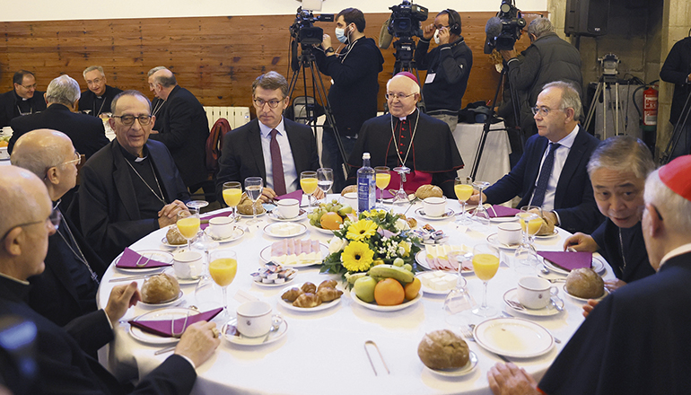 Luis Argüello (3. v.l.) mit dem Präsidenten von Galicien, Alberto Núñez Feijóo (4. v.l.) und anderen Mitgliedern der Bischofskonferenz bei einem Frühstück in Santiago de Compostela am 19. November Foto: efe