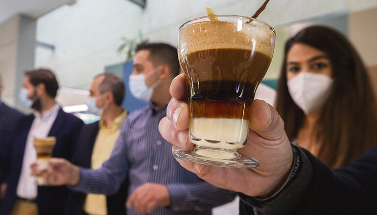 Gastronomen und diverse Marken und Unternehmen Murcias haben sich für die Initiative „BarraquitoPorLaPalma“ zusammengetan, mit der sie Spenden für die Kollegen auf der Isla Bonita sammeln, die von dem Vulkanausbruch direkt betroffen sind. Fotos: EFE