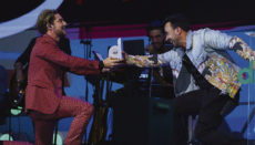 Der puerto-ricanische Sänger Luis Fonsi (r.) übereichte seinem spanischen Kollegen David Bisbal den Preis. Foto: EFE