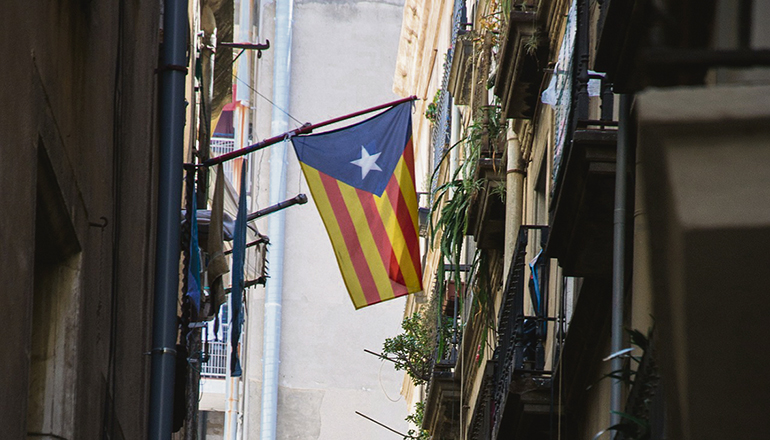 Katalanische Flaggen schmücken Fenster, die Anzahl verringert sich allmählich. Foto: Pixabay