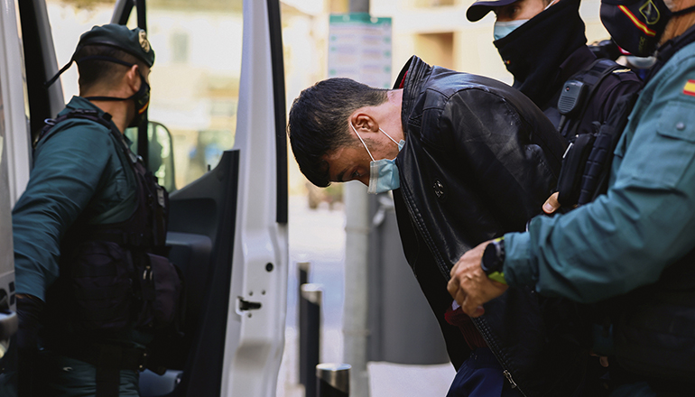 Einer der festgenommenen Marokkaner, die am 5. November den Airbus von Air Arabia auf dem Flughafen von Palma verließen. Das Flugzeug, das von Casablanca nach Istanbul unterwegs war, landete wegen eines angeblichen diabetischen Komas eines Passagiers auf Mallorca zwischen. FOTO: EFE