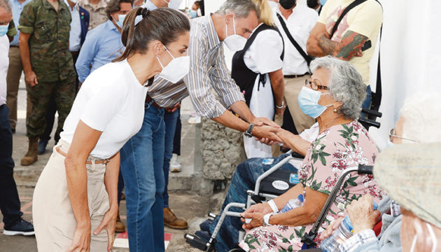 König Felipe und Königin Letizia sprachen mit Anwohnern des Katastrophengebiets auf La Palma. Fotos: efe