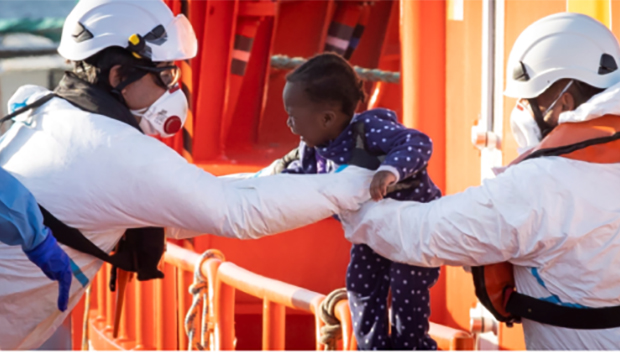 Das Rote Kreuz berichtet, dass immer mehr Frauen – auch Schwangere – mit kleinen Kindern ankommen, denen die Strapazen der Überfahrt besonders zusetzen. Foto: EFE