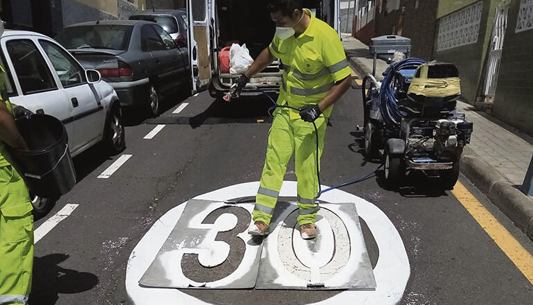 In La Laguna wurde schon im April damit begonnen, die mehr als 1.000 Verkehrszeichen zu verändern. Foto: Ayto La laguna