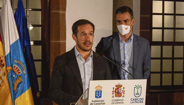 Inselpräsident Mariano Zapata bei einer Pressekonferenz, die er gemeinsam mit Ministerpräsident Sánchez gab. Fotos: EFE