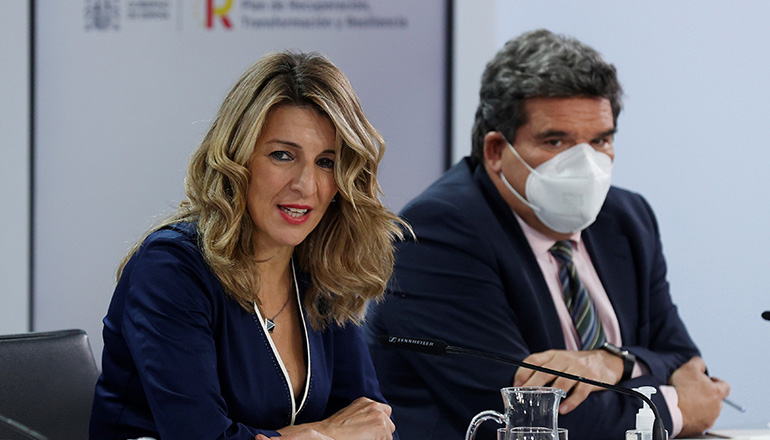 Arbeitsministerin Yolanda Díaz und der Minister für Sozialversicherung, José Luis Escrivá bei der Pressekonferenz Foto: efe
