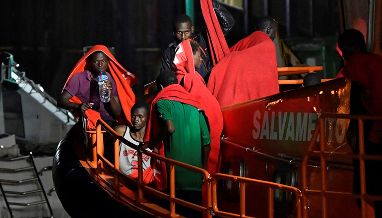 Gerettete Migranten an Bord eines Schiffes der spanischen Seenotrettung Foto: EFE