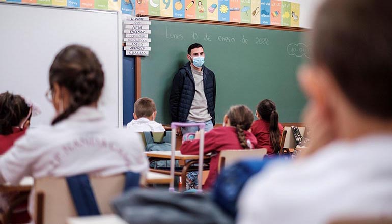 Im Unterricht bliebt die Maskenpflicht für Schüler und Lehrer weiter bestehen. Foto: EFE