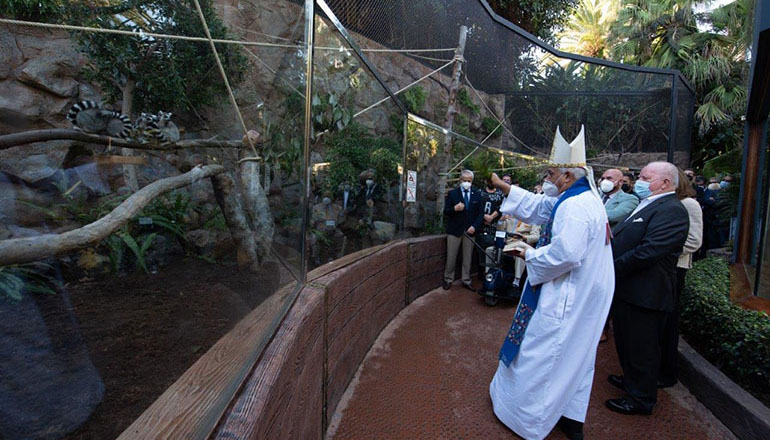 Teneriffas Bischof gab dem neuen Gehege seinen Segen. Foto: Loro Parque