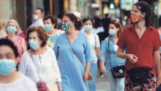 Rückkehr der Maskenpflicht: Seit dem 24. Dezember muss in Spanien auch im Freien wieder ein Mund-Nasen-Schutz getragen werden. Foto: EFE