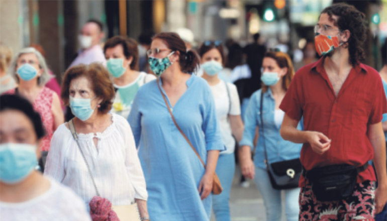 Rückkehr der Maskenpflicht: Seit dem 24. Dezember muss in Spanien auch im Freien wieder ein Mund-Nasen-Schutz getragen werden. Foto: EFE