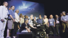Gruppenbild mit Stephen Hawking aus dem Jahr 2016, als Starmus zuletzt auf den Kanaren stattfand. Links im Bild: der deutsche Filmkomponist Hans Zimmer, im Vordergrund in der Hocke: Starmus-Gründer Garik Israelian, umringt von Wissenschaftlern, Astronauten und Nobelpreisträgern. Foto: EFE