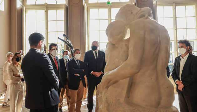 Im Herbst 2021 besuchten Mitglieder der Stadtverwaltung von Santa Cruz das Musée Rodin in Paris. Eine Kopie des berühmten Werks „Der Kuss“, dessen Original im Pariser Museum ausgestellt ist, soll vielleicht schon 2024 in Santa Cruz de Tenerife zu bewundern sein. Foto: Ayuntamiento de Santa Cruz