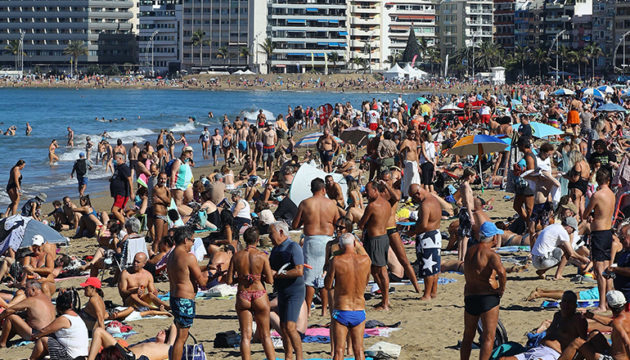 Wie im Sommer: Badegäste am Strand Las Canteras an Neujahr Foto: efe