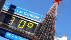 An Las Palmas’ Strand Las Canteras zeigte das Thermometer am 1. Januar 30 Grad an. Foto: EFE