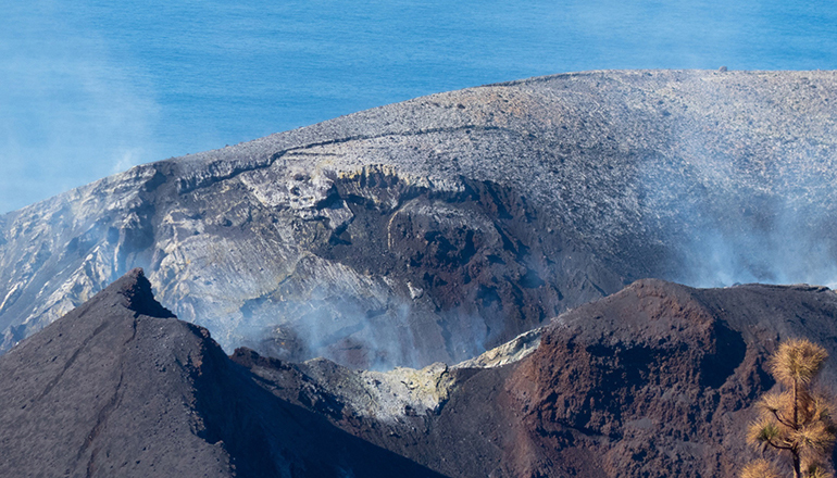 Blick auf den Vulkan (Aufnahme vom 4. Januar), aus dem immer noch an manchen Stellen Gase austreten. Foto: EFE