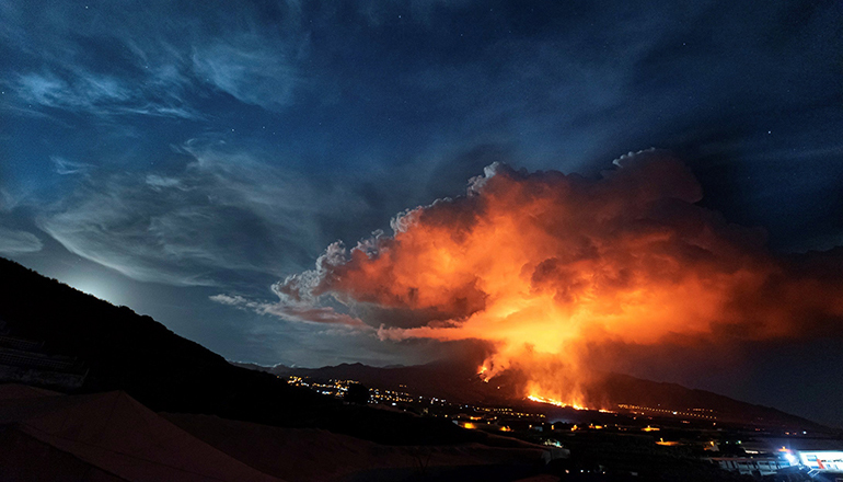 Zwischen diesem Bild und das Foto der Reporterin liegen 85 Tage, in denen der Vulkan La Palma keine Pause gönnte. Diese Aufnahme vom 19. September spiegelt die Wucht wider, die der Vulkan vom ersten Tag an entfaltete. Ebenso abrupt beendete er im Dezember seine Aktivität. Fotos: EFE