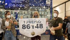 Im Centro Comercial El Mirador knallten am 22. Dezember die Sektkorken. Mit dem Verkauf des „El Gordo“ verteilte diese Lotterieverkaufsstelle 160 Millionen Euro. Foto. EFE