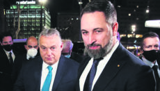 Der ungarische Regierungschef Viktor Orban und der Vorsitzende der spanischen Vox Santiago Abascal vor einem Hotel in Madrid EFE