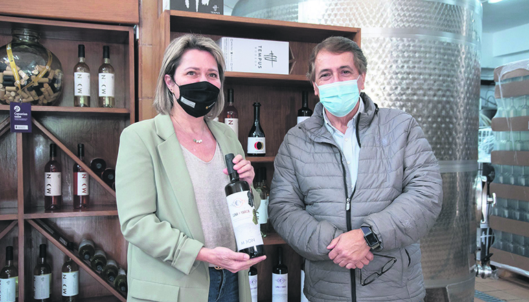 Alicia Vanoostende mit dem Leiter der Weinkellerei Tempus SAT in Güímar, die sie bei dieser Gelegenheit besichtigte. Der Weißwein „Luna de Yariza Blanco Barrica“ erhielt 2021 die Auszeichnung „Bester Wein der Kanaren“. Foto: Bodega Tempus SAT