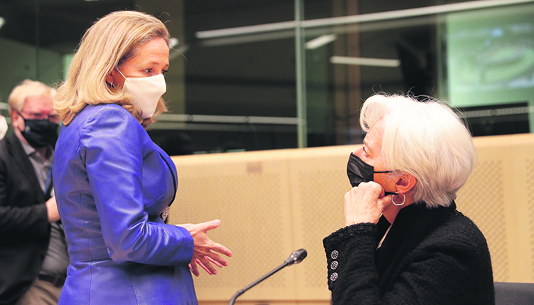 Spaniens Finanzministerin Nadia Calviño (l.) im Gespräch mit der Präsidentin der Europäischen Zentralbank, Christine Lagarde, beim Treffen der EU-Finanzminister in Brüssel am 17. Januar Foto: EFE