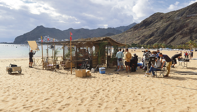Filmset von „Balko Teneriffa“ am Strand von Las Teresitas. 2021 fanden die Dreharbeiten für die Fortsetzung der erfolgreichen deutschen Krimi-Comedy-Serie auf der Insel statt. Foto: Tenerife Film Commission