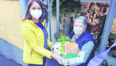 Stadträtin und freiwillige Helferin Delia Escobar verteilte mit dem eigenen Lieferwagen Gemüsekisten. Foto: Delia Escobar