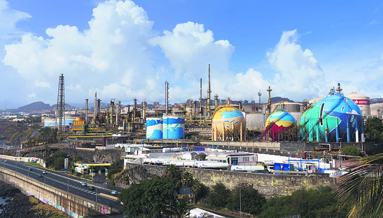 Teilansicht der Raffinerie von Cepsa am Stadtrand von Santa Cruz. Foto: EFE