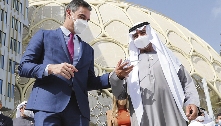 Ministerpräsident Sánchez und Scheich Nahyan bin Mubarak Al Nahyan, Minister für Toleranz und Koexistenz der VAE, vor dem Al Wasl Dome, der sich im Herzen der Expo befindet. Die Kuppel hat ein Durchmesser von 130 Metern, eine Höhe von 67,5 Metern und wiegt 350 Tonnen. Die Arena verfügt über einen riesigen 360-Grad-Bildschirm, der sowohl von innen als auch außen zu sehen ist. Foto: Efe
